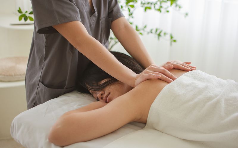 Kodėl masažo dovanų kuponas yra gera dovana visoms moterims?